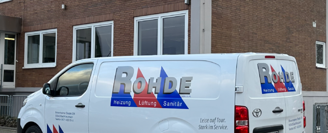 Auf dem Betriebsgelände der Rohde GmbH & CO. KG steht unser erstes E-Fahrzeug.