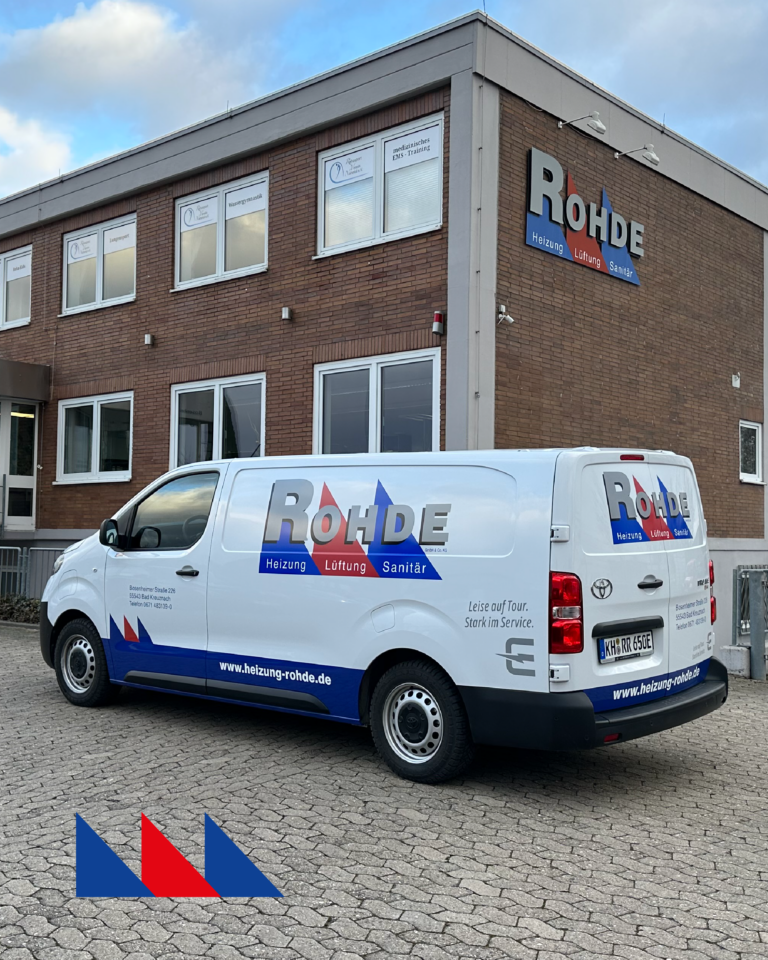 Auf dem Betriebsgelände der Rohde GmbH & CO. KG steht unser erstes E-Fahrzeug.